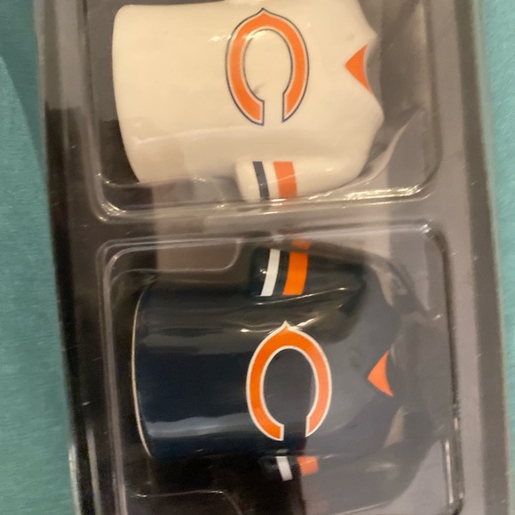 Chicago Bears Game day salt n pepper shakers - Picture 2 of 9